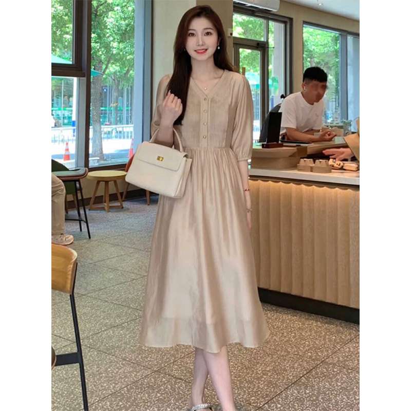 大人かわいい服 フェミニンシルエットワンピース