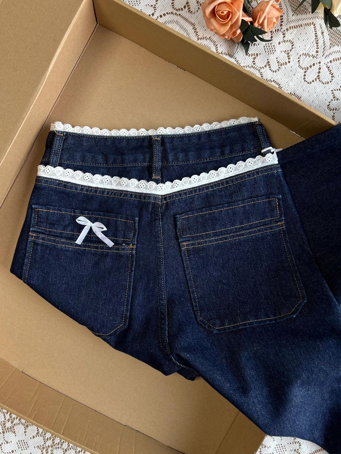 大人かわいい服 スカラップレースとリボンのデニムパンツ