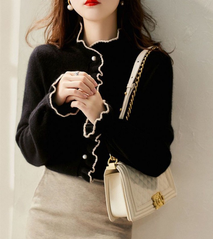 大人かわいい服 パールボタン付きフリル配色ニットカーディガン