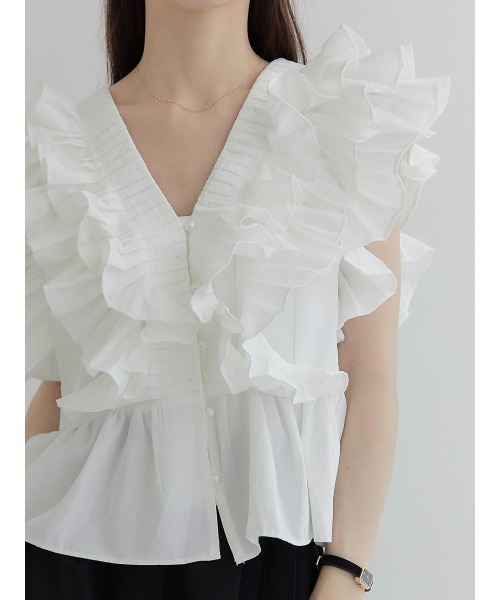 大人かわいい服 立体フリル袖ブイネックブラウス