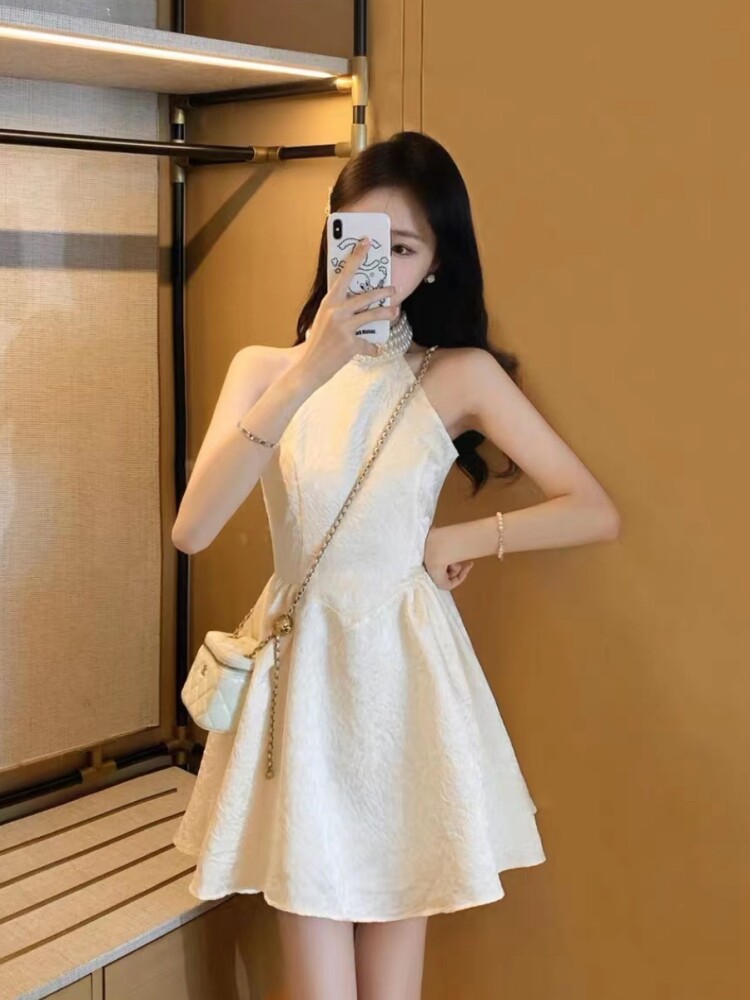 大人かわいい服 ホルターネックパールビジュー付きフレアワンピース