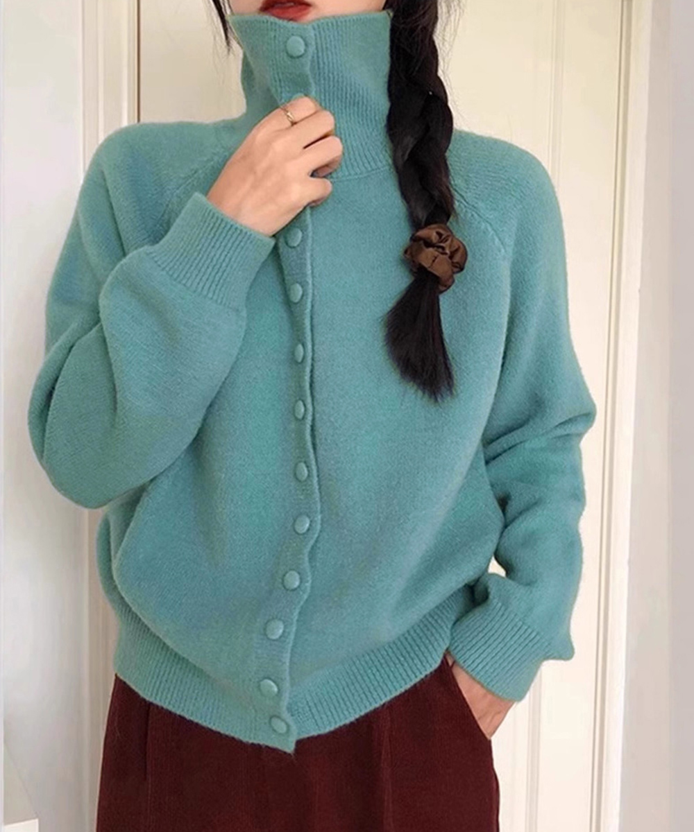 大人かわいい服 くるみボタンハイネックニットカーディガン