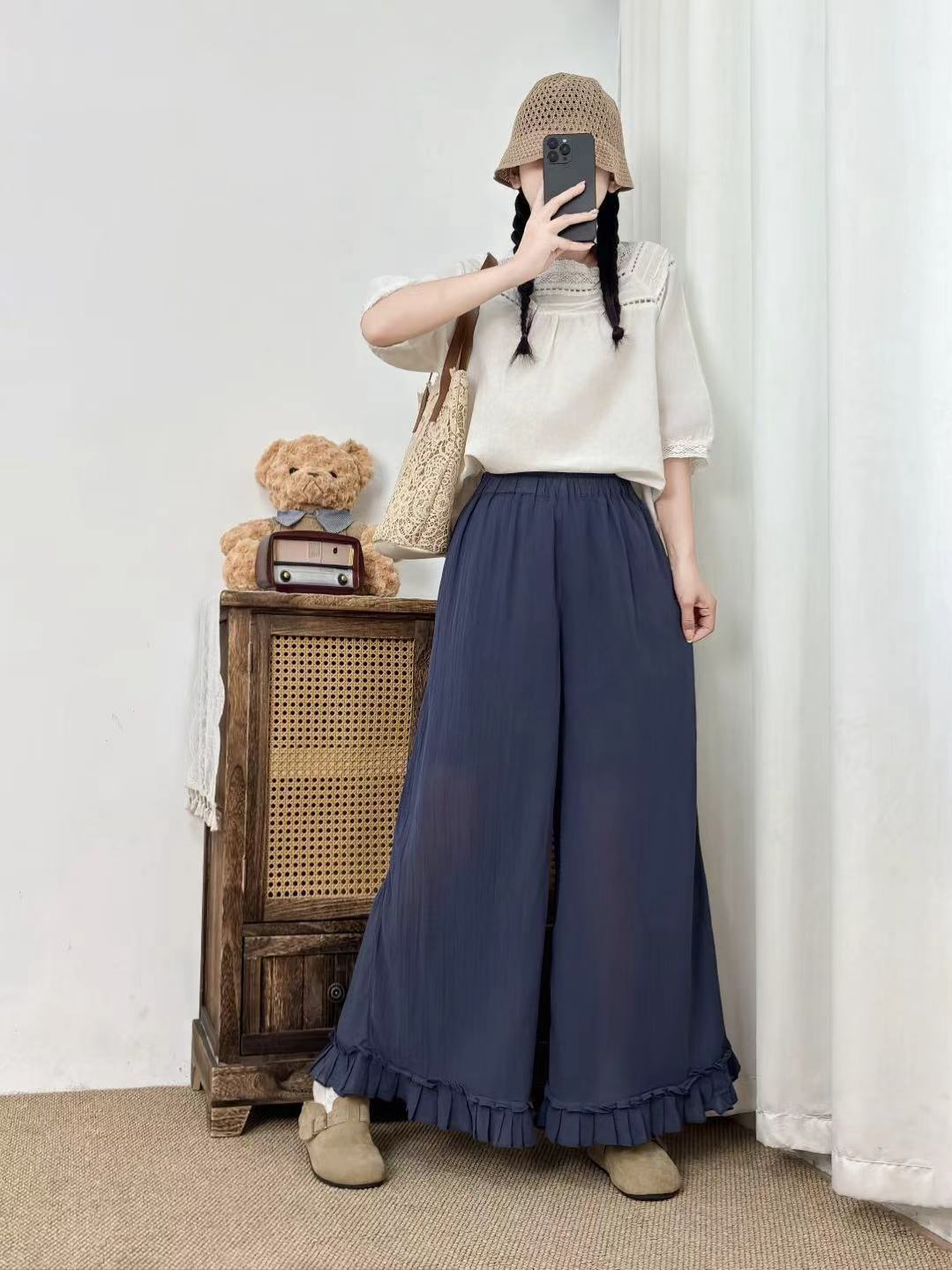 大人かわいい服 裾フリル付きワイドシルエットリラックスパンツ