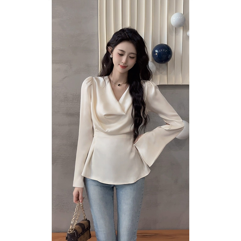 大人かわいい服 パフスリーブ裾フレアブラウス