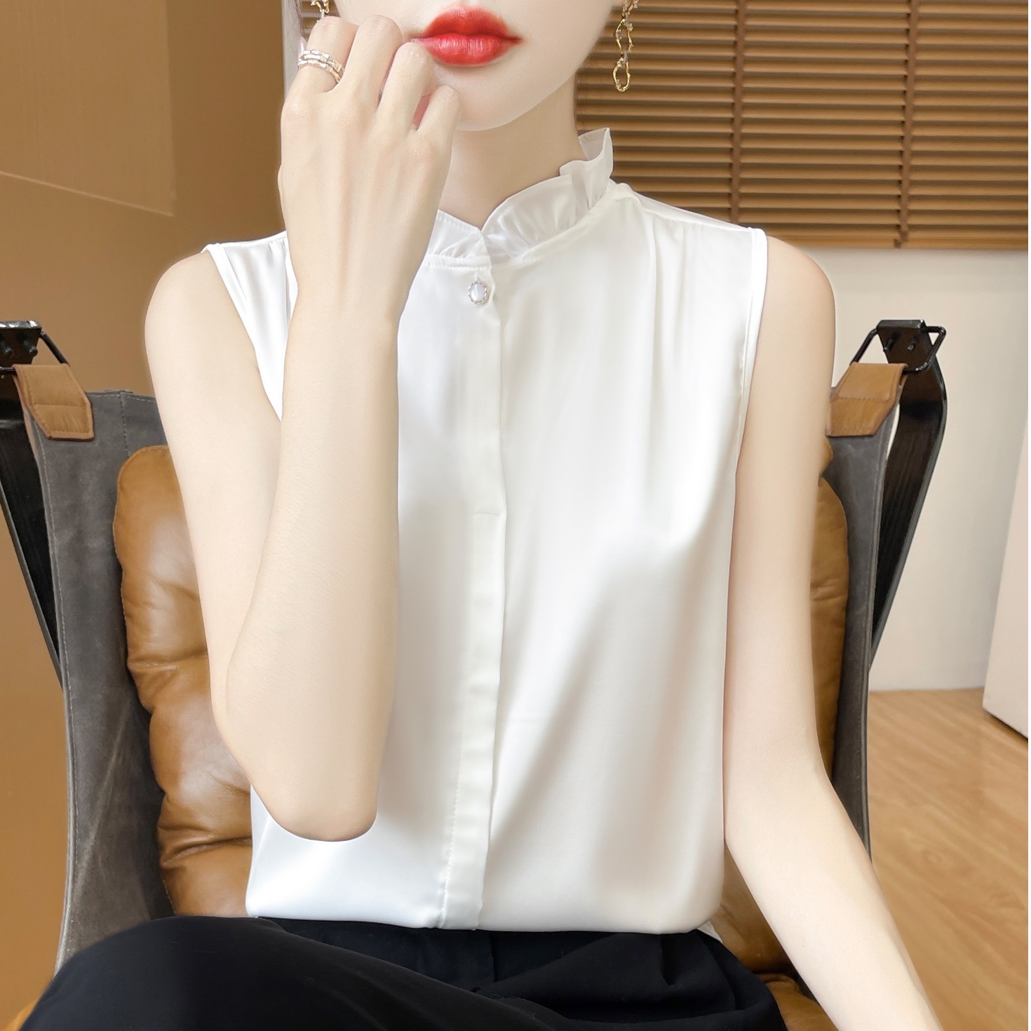 大人かわいい服 ひだまりフリルノースリーブブラウス