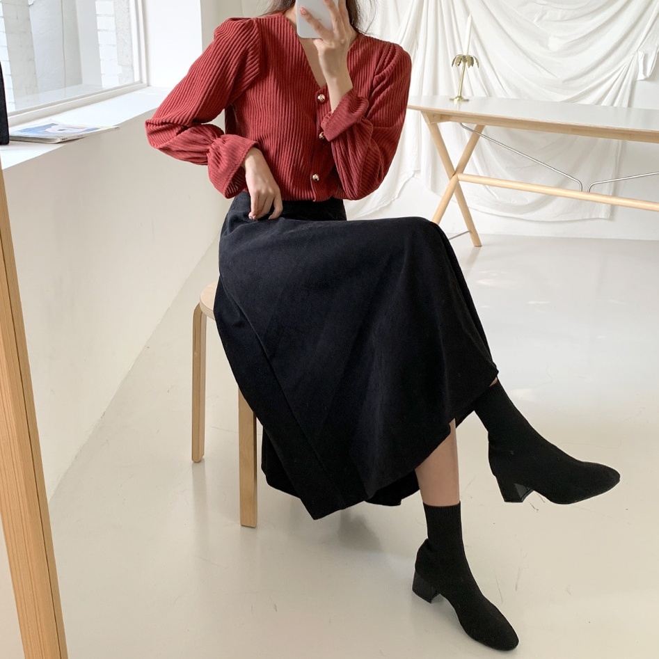 大人かわいい服 光沢素材のエレガントフレアロングスカート