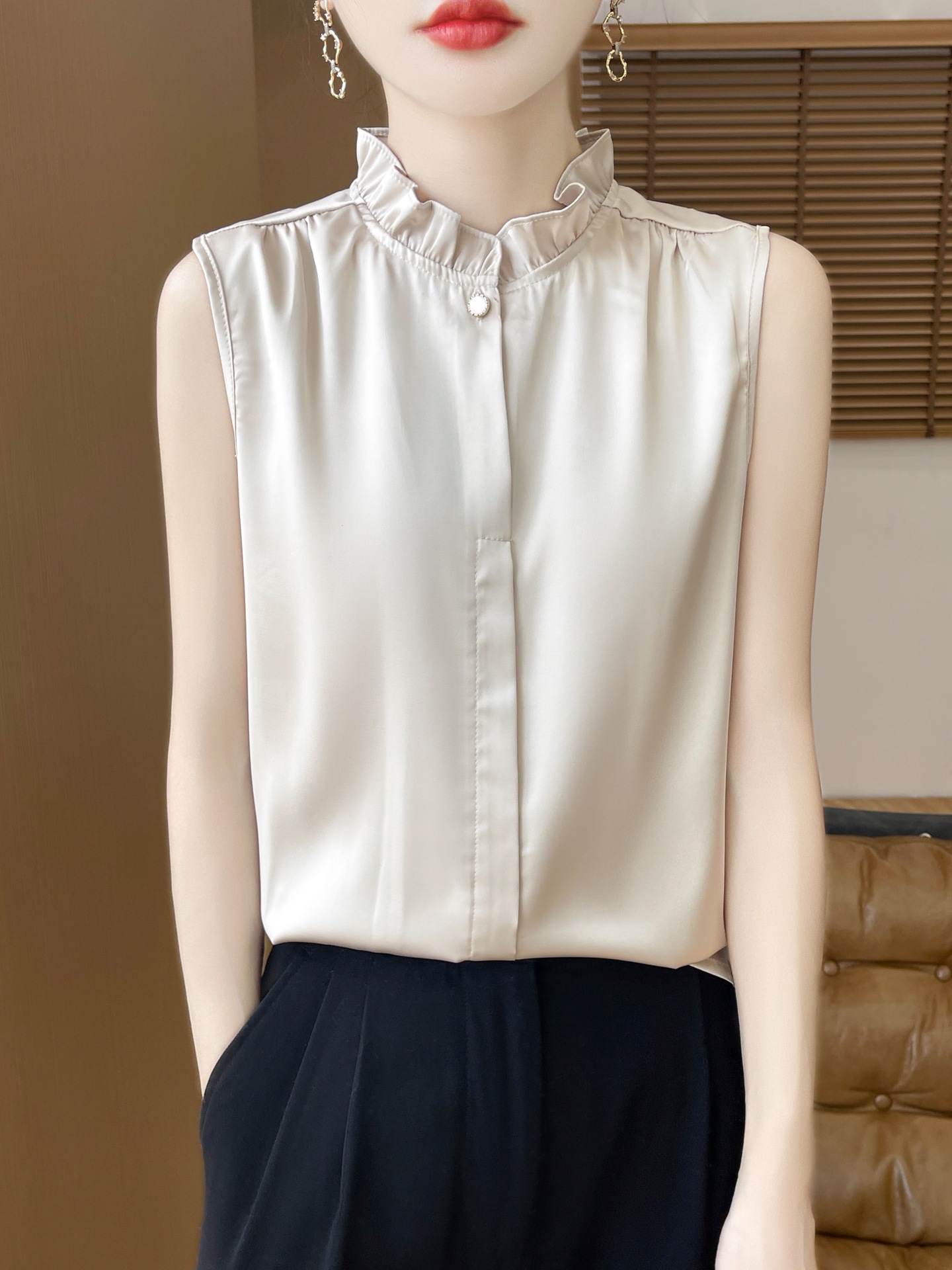 大人かわいい服 ひだまりフリルノースリーブブラウス