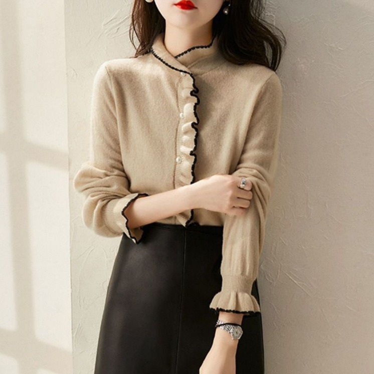 大人かわいい服 パールボタン付きフリル配色ニットカーディガン