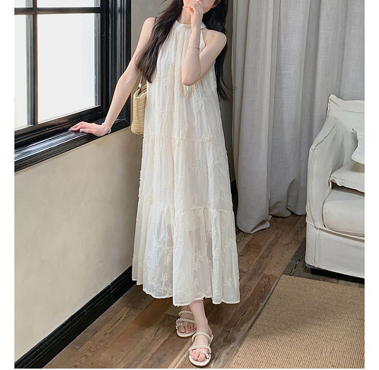 大人かわいい服 ホルターネック刺繍ティアードワンピース