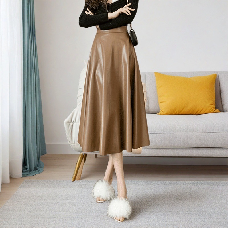 大人かわいい服 上品な光沢合成皮革フレアロングスカート