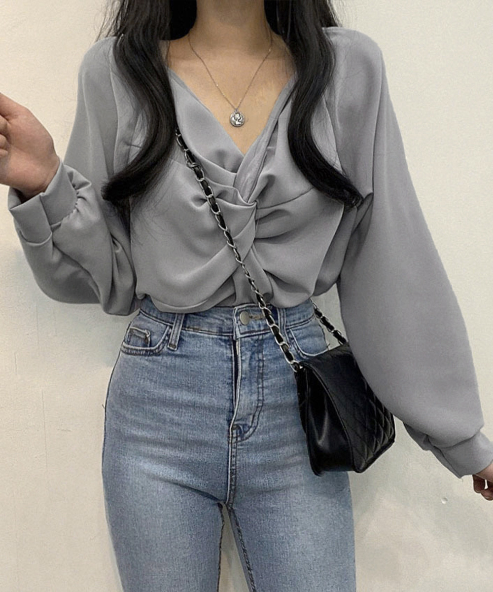 大人かわいい服 フロントねじり 上品Vネックトップス