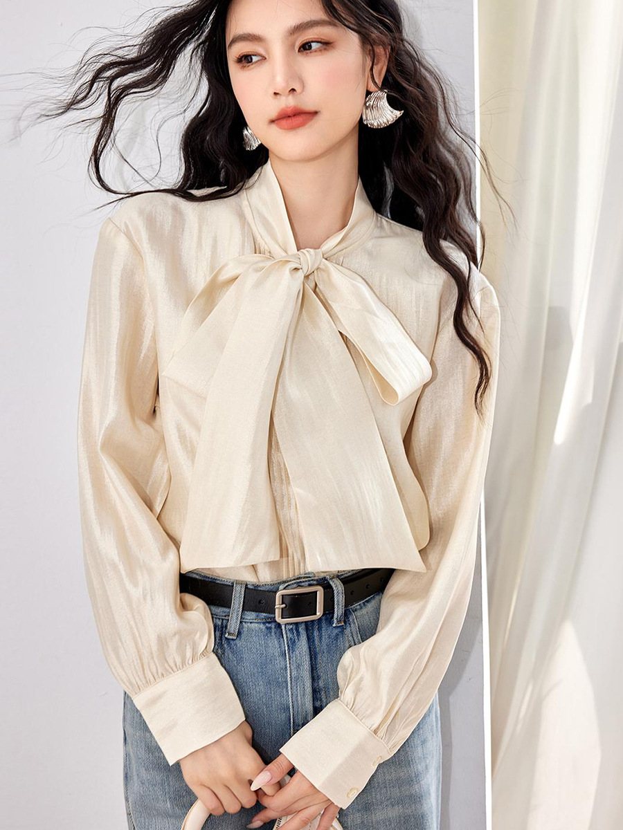 大人かわいい服 上品な光沢リボンタイブラウス