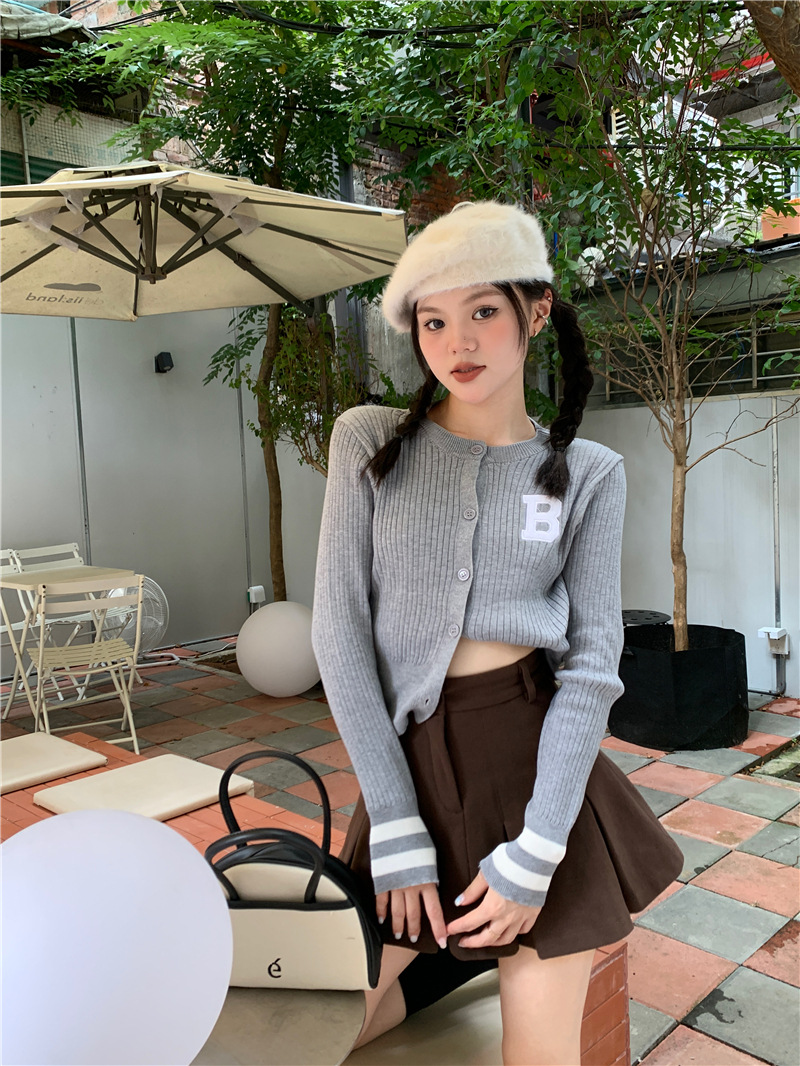 大人かわいい服 袖配色ラインリブニットカーディガン