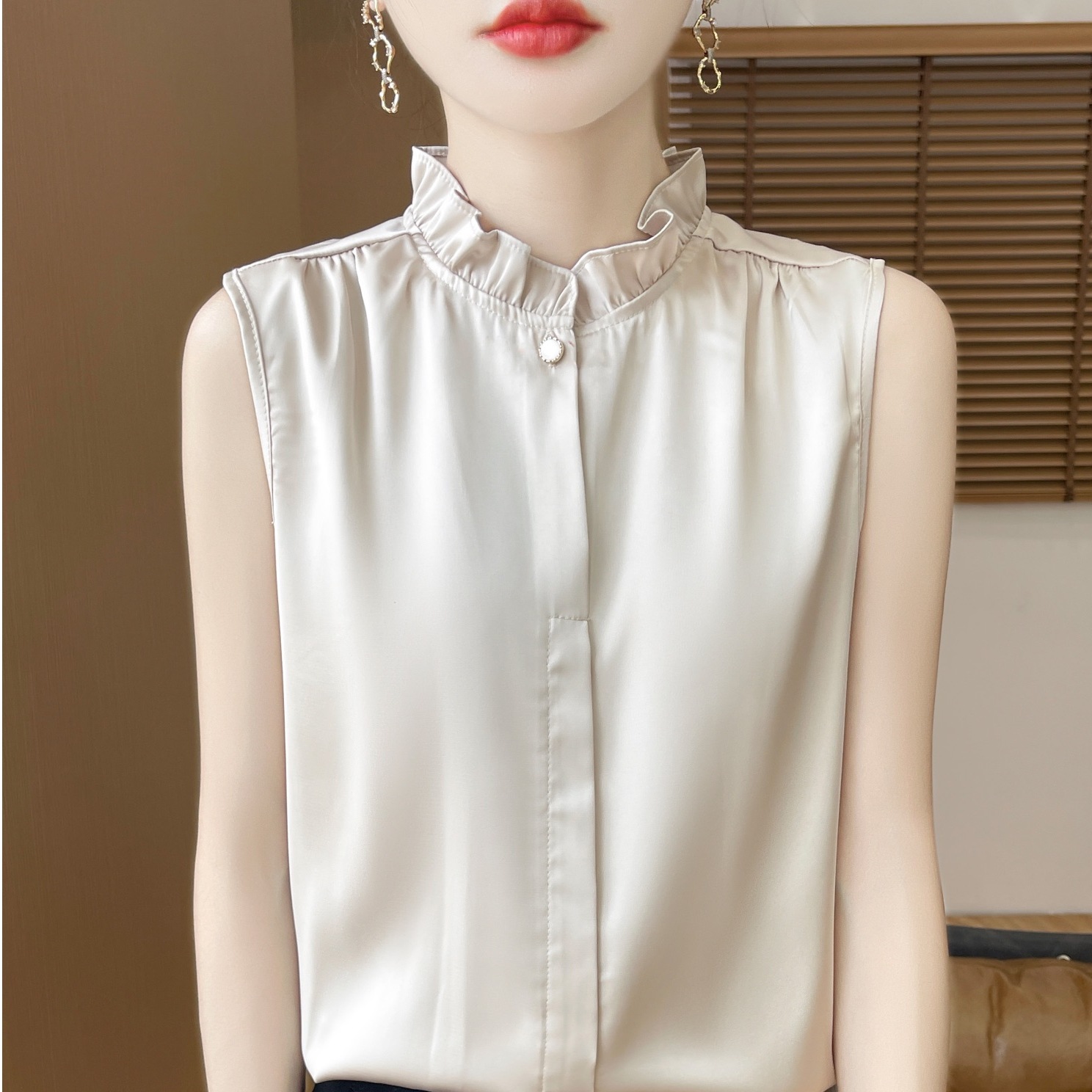 大人かわいい服 ひだまりフリルノースリーブブラウス