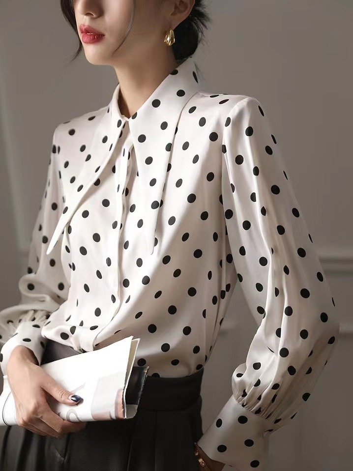 大人かわいい服 ドット柄ブラウス