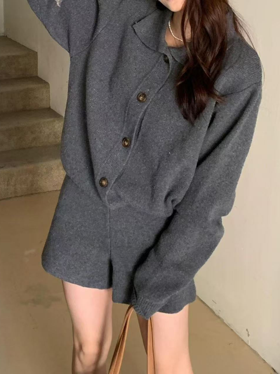 大人かわいい服 襟付きニットカーディガンとショートパンツのセットアップ