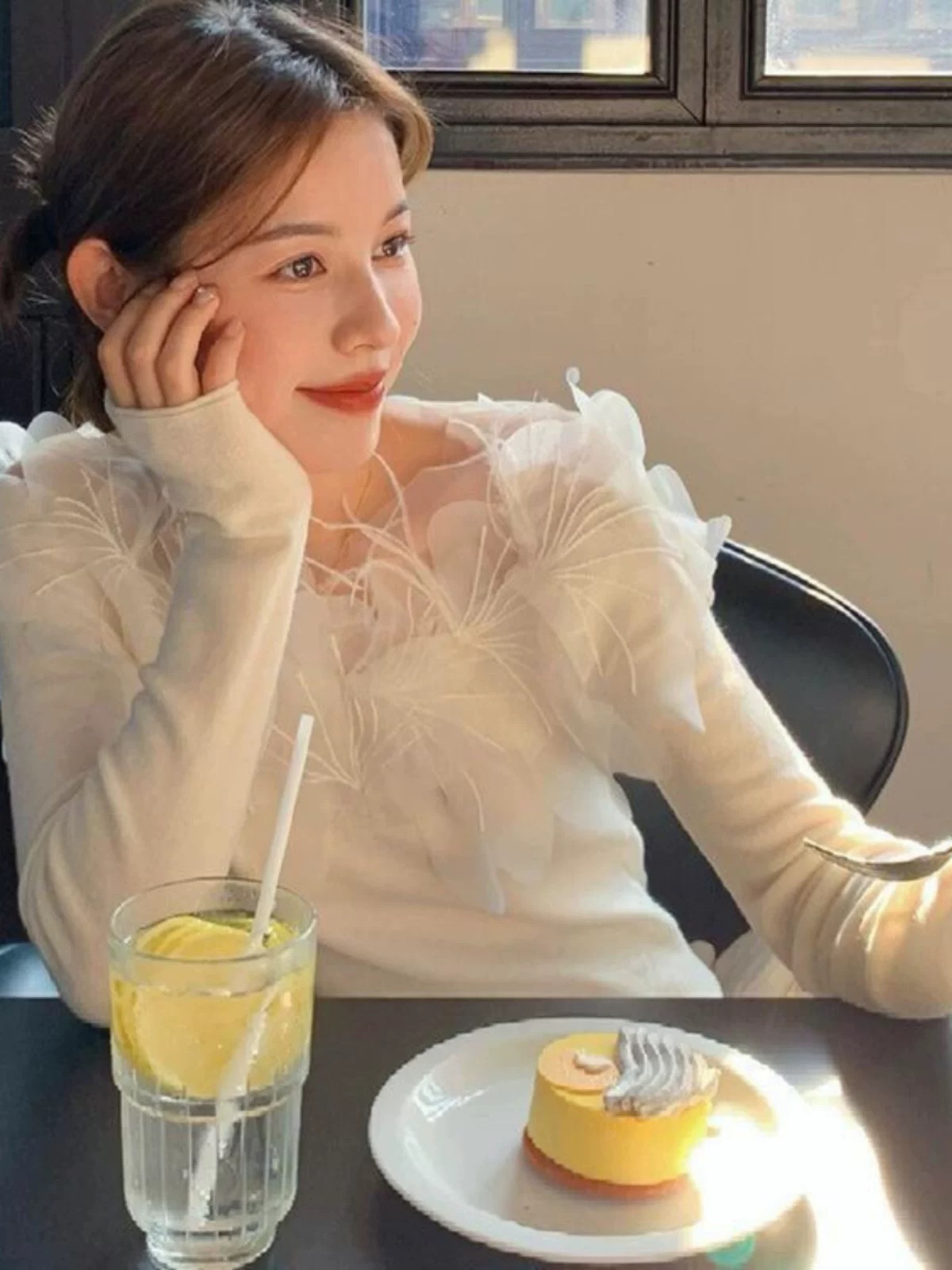 大人かわいい服 オーガンジーフリル付き透け感ニット