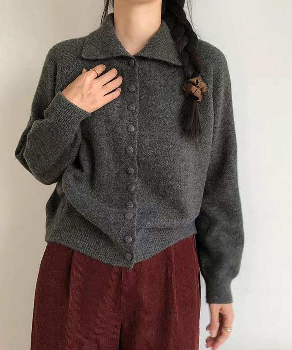 大人かわいい服 くるみボタンハイネックニットカーディガン