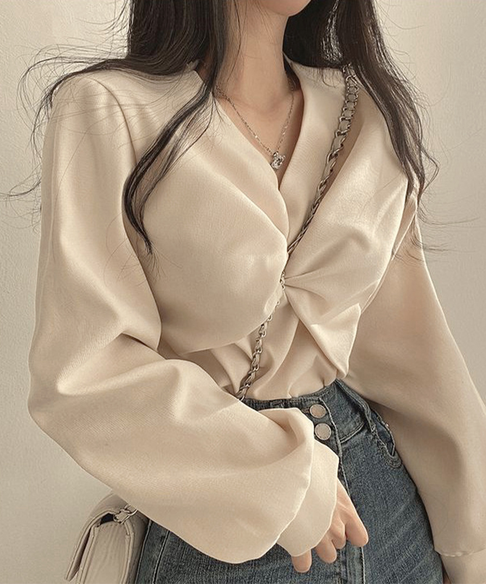 大人かわいい服 フロントねじり 上品Vネックトップス