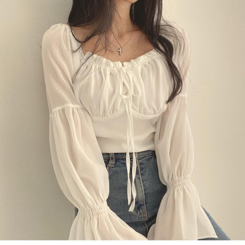 大人かわいい服 ギャザーフリル袖のスクエアネックブラウス