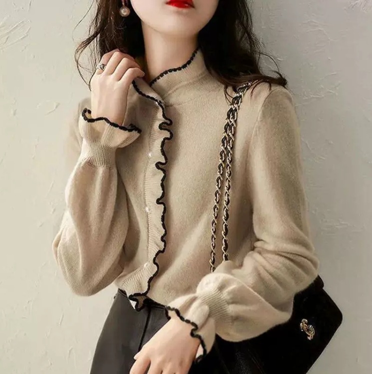 大人かわいい服 パールボタン付きフリル配色ニットカーディガン