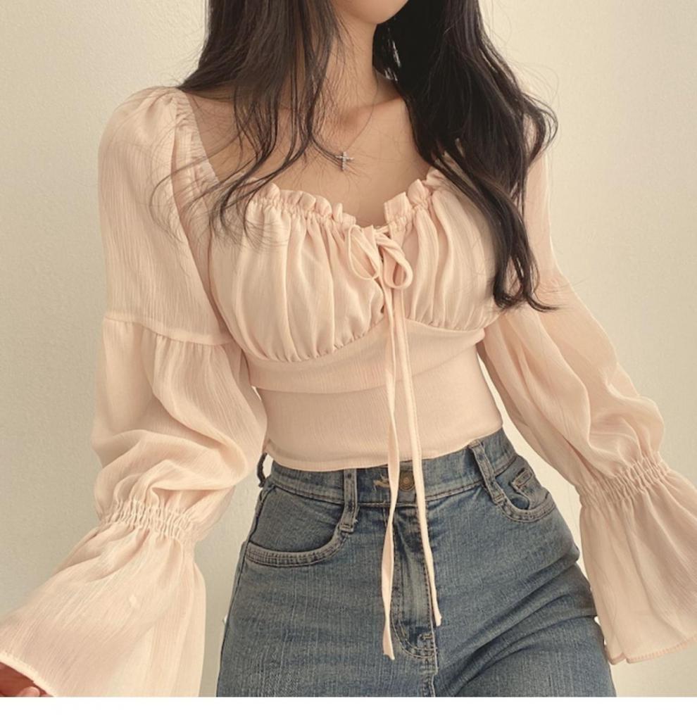大人かわいい服 ギャザーフリル袖のスクエアネックブラウス