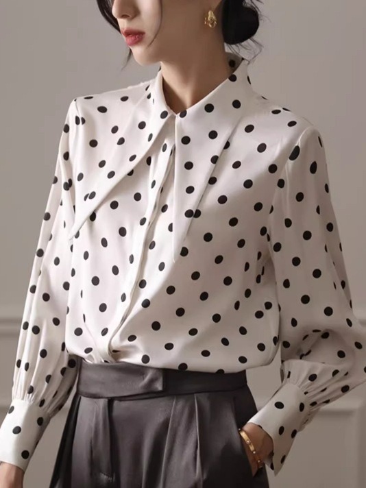 大人かわいい服 ドット柄ブラウス