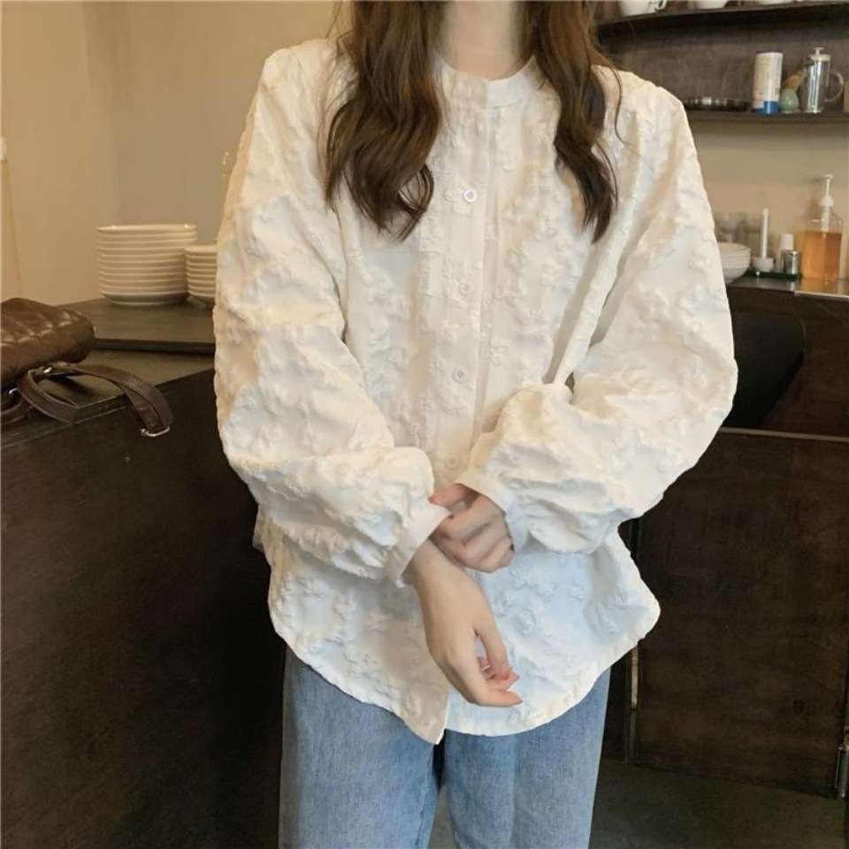 大人かわいい服 ふんわり袖の刺繍ブラウス