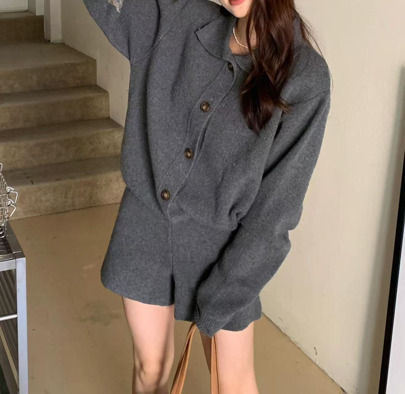 大人かわいい服 襟付きニットカーディガンとショートパンツのセットアップ