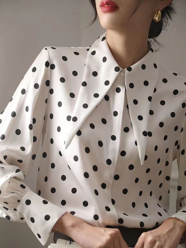 大人かわいい服 ドット柄ブラウス