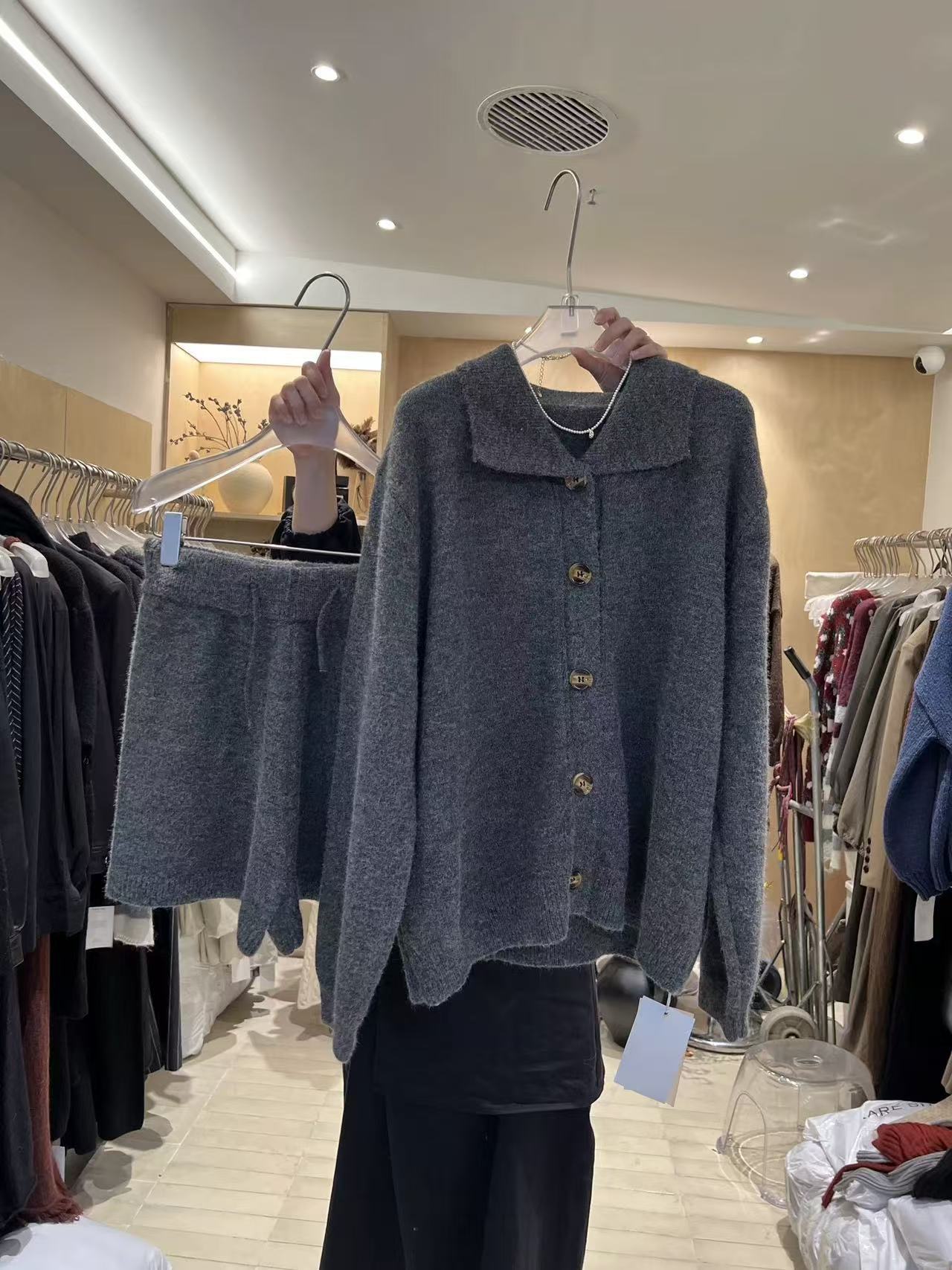 大人かわいい服 襟付きニットカーディガンとショートパンツのセットアップ