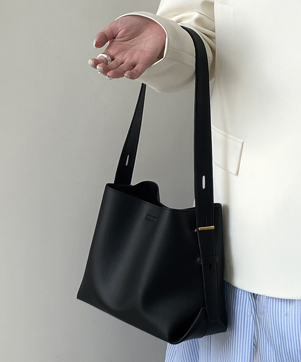 大人かわいい服 黒色合成皮革ショルダーバッグ 通勤通学