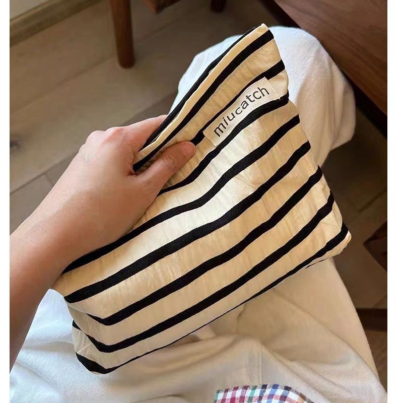 https://fulmo-img-server.com/glamcase/99576f1d-1157-4b71-951c-7aeb47fb1a42.jpg