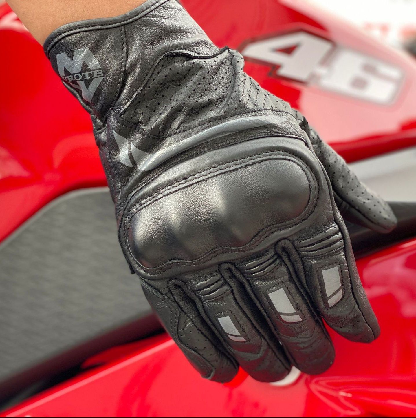 バイク　グローブ 本革メッシュ加工通気性抜群プロテクター付きライディンググローブ