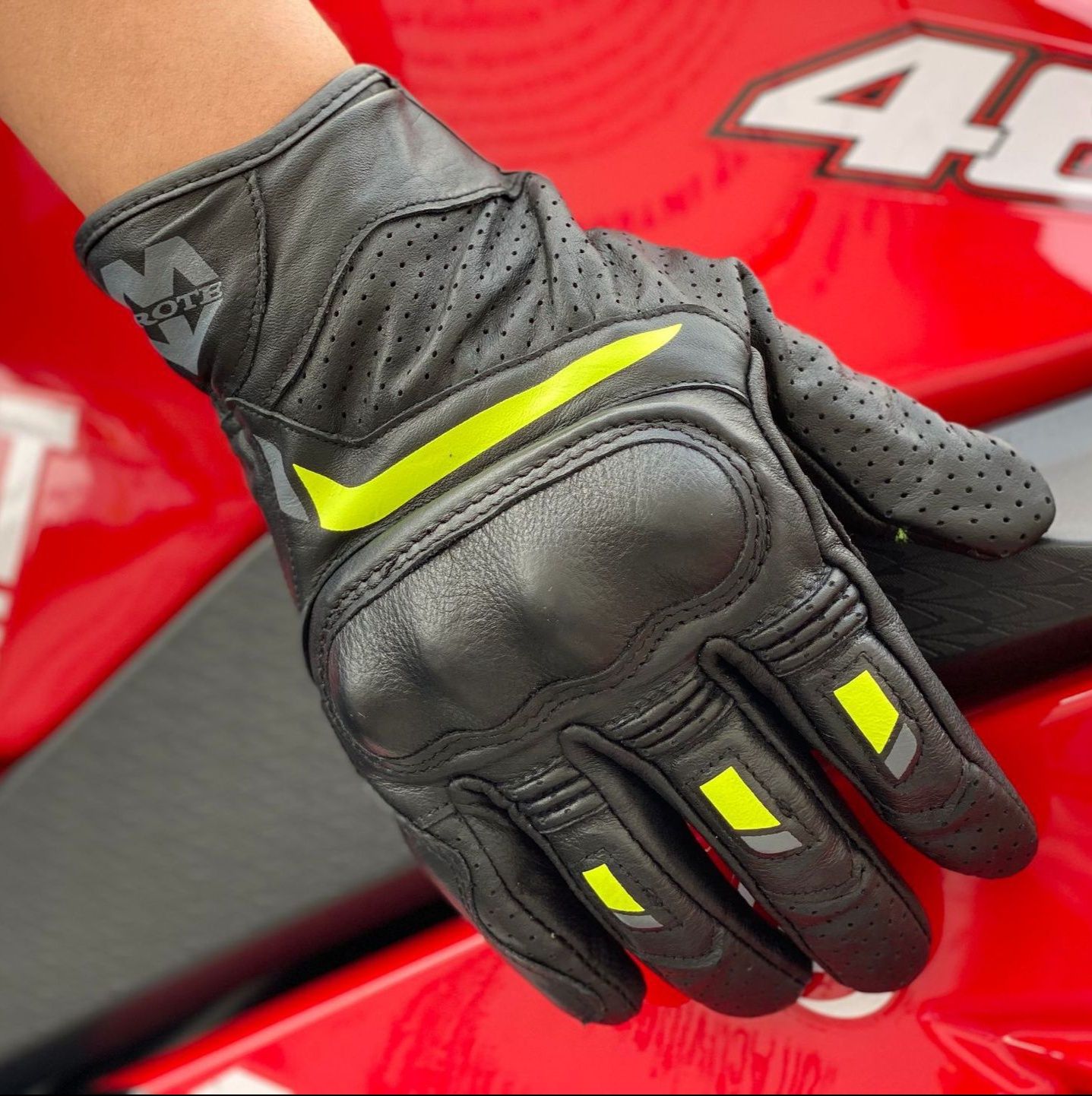 バイク　グローブ 本革メッシュ加工通気性抜群プロテクター付きライディンググローブ