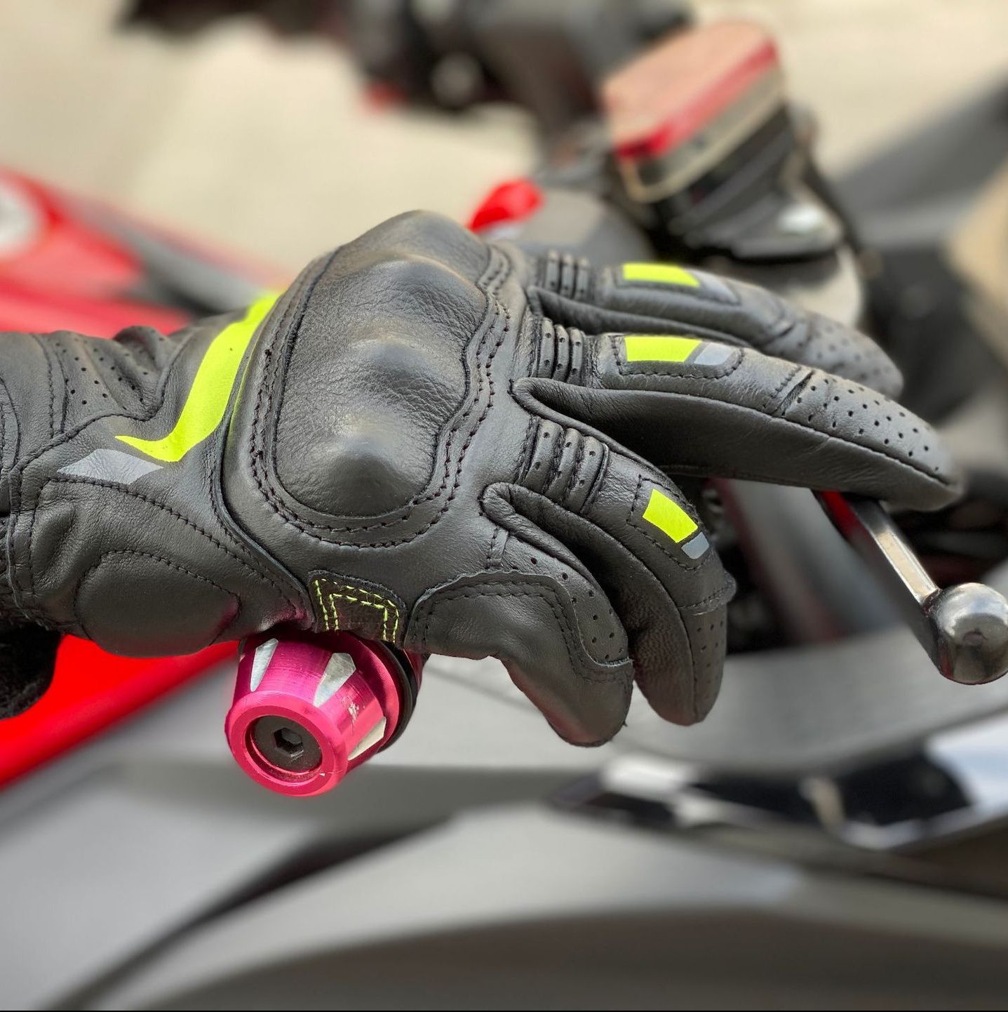 バイク　グローブ 本革メッシュ加工通気性抜群プロテクター付きライディンググローブ