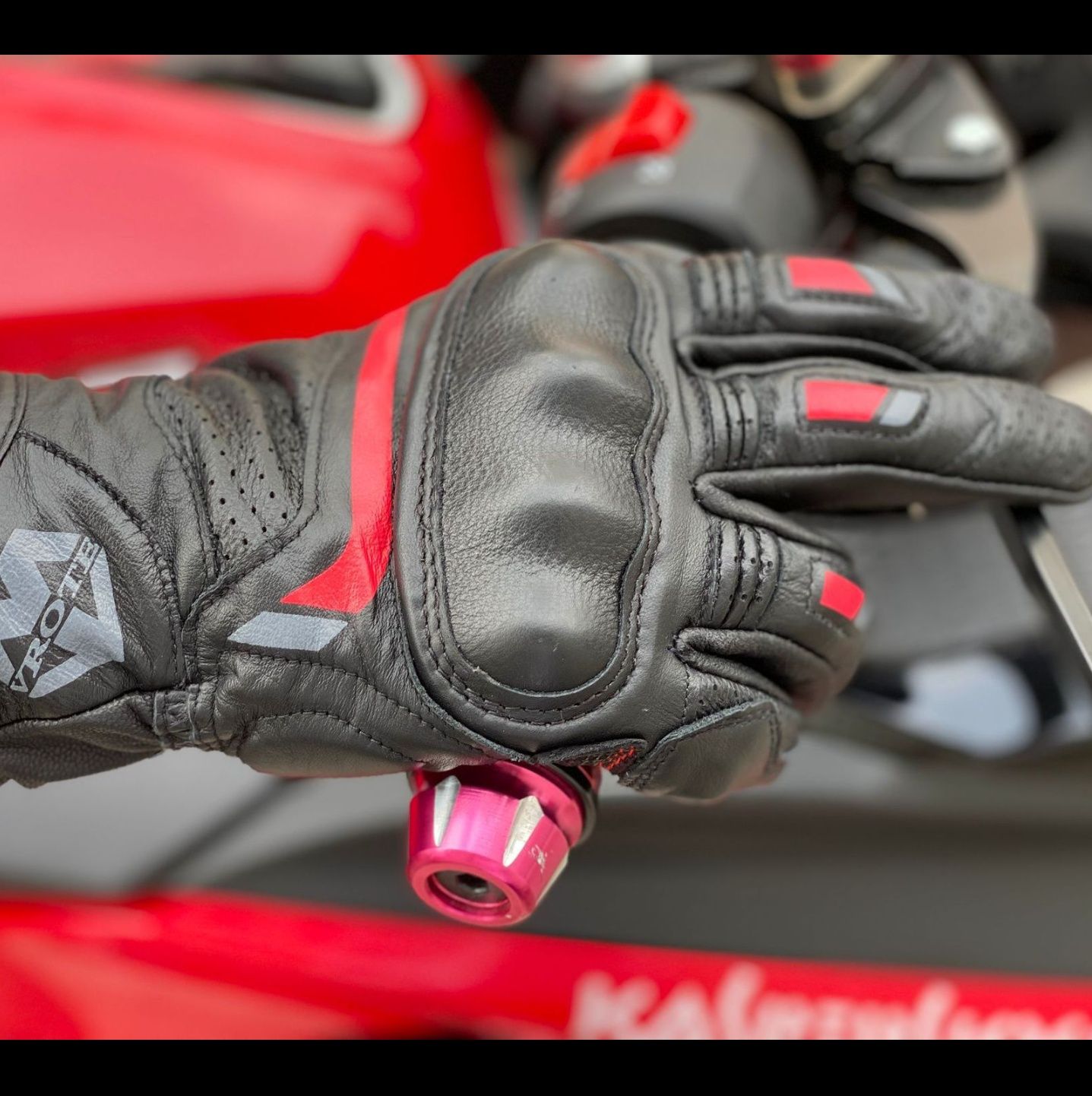 バイク　グローブ 本革メッシュ加工通気性抜群プロテクター付きライディンググローブ