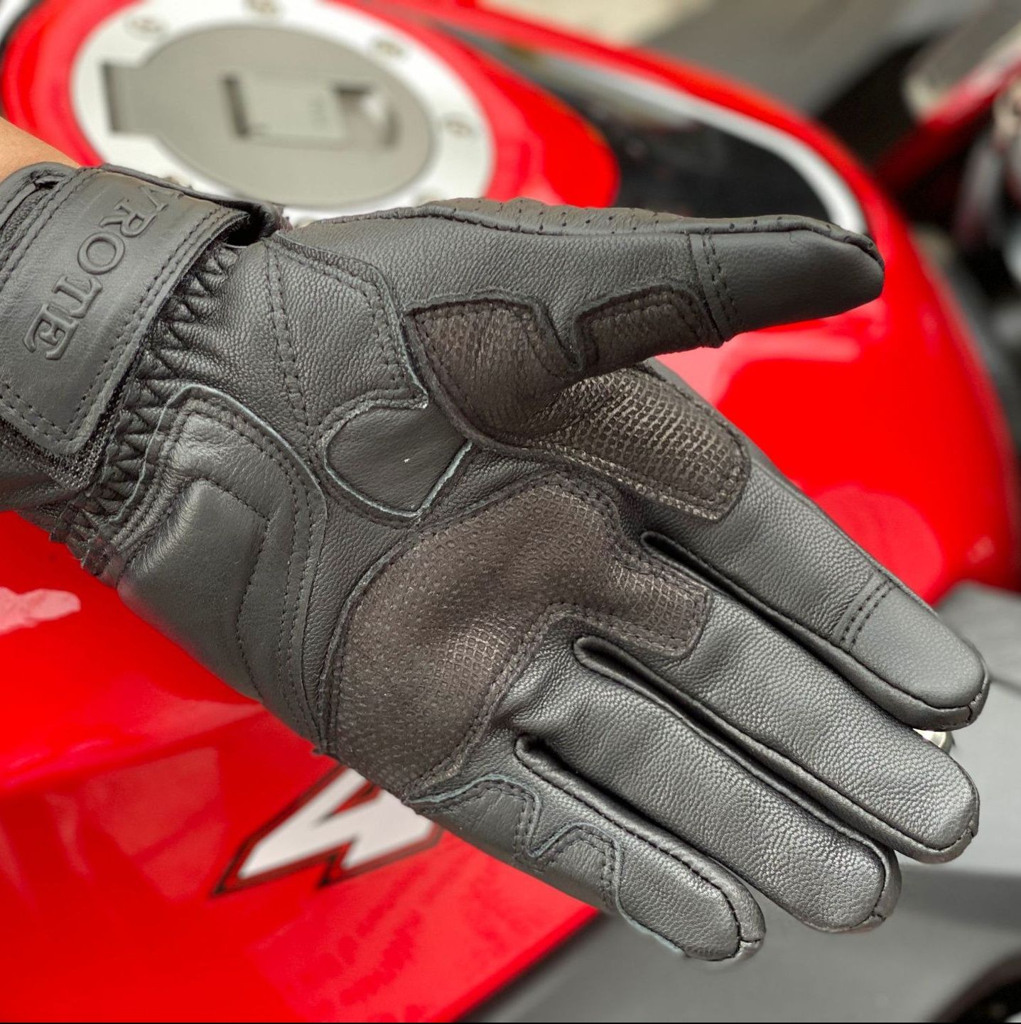 バイク　グローブ 本革メッシュ加工通気性抜群プロテクター付きライディンググローブ