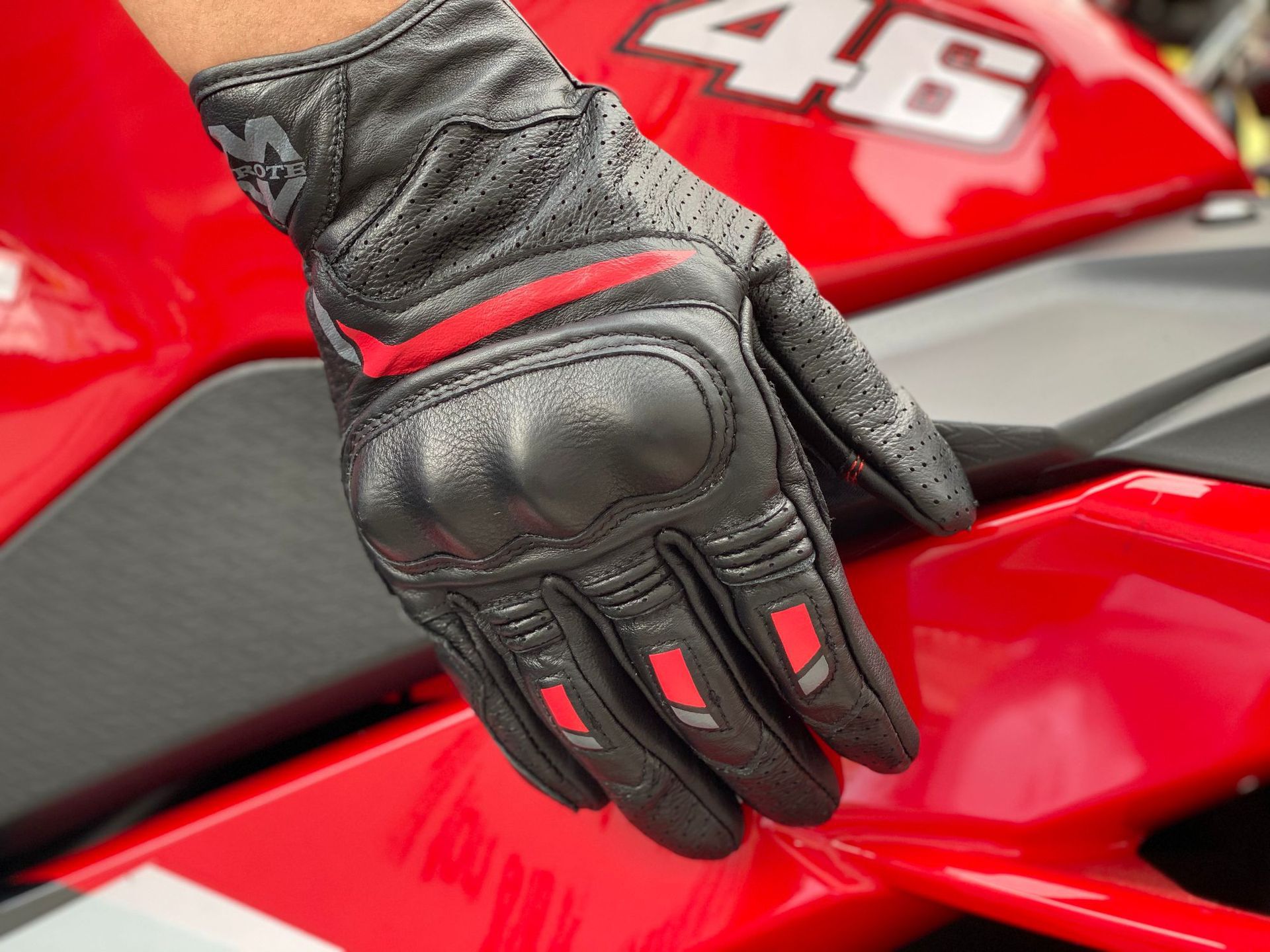 バイク　グローブ 本革メッシュ加工通気性抜群プロテクター付きライディンググローブ