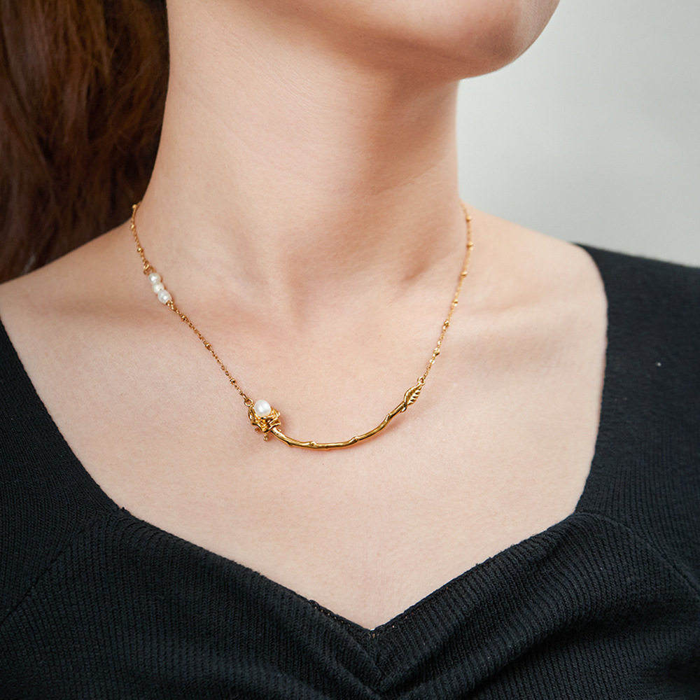 金 ネックレス 真珠付き曲線モチーフ金ネックレス