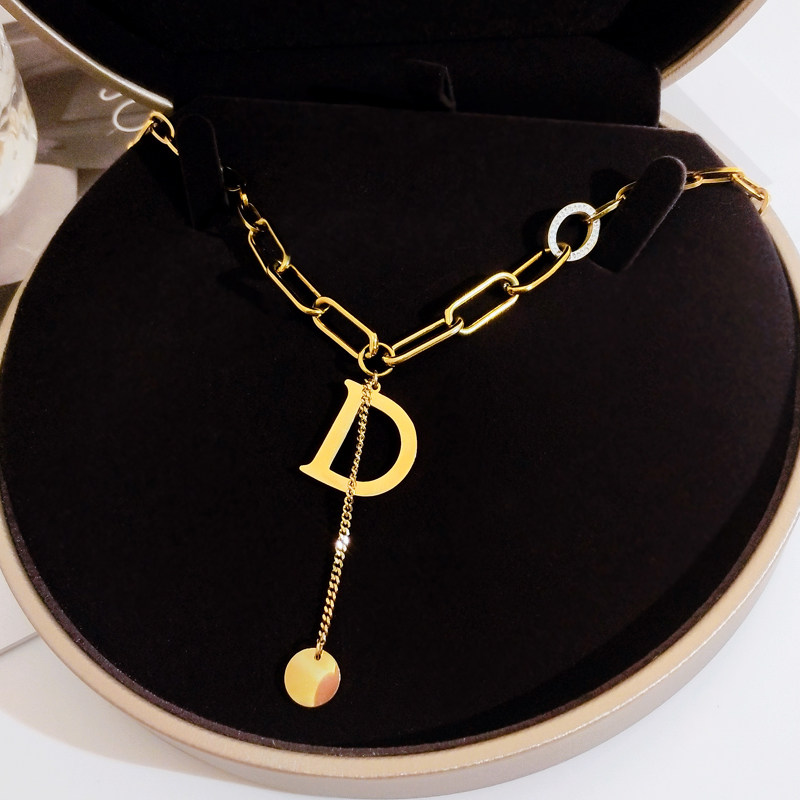 金 ネックレス イニシャル文字入りチェーン飾り付き金ネックレス