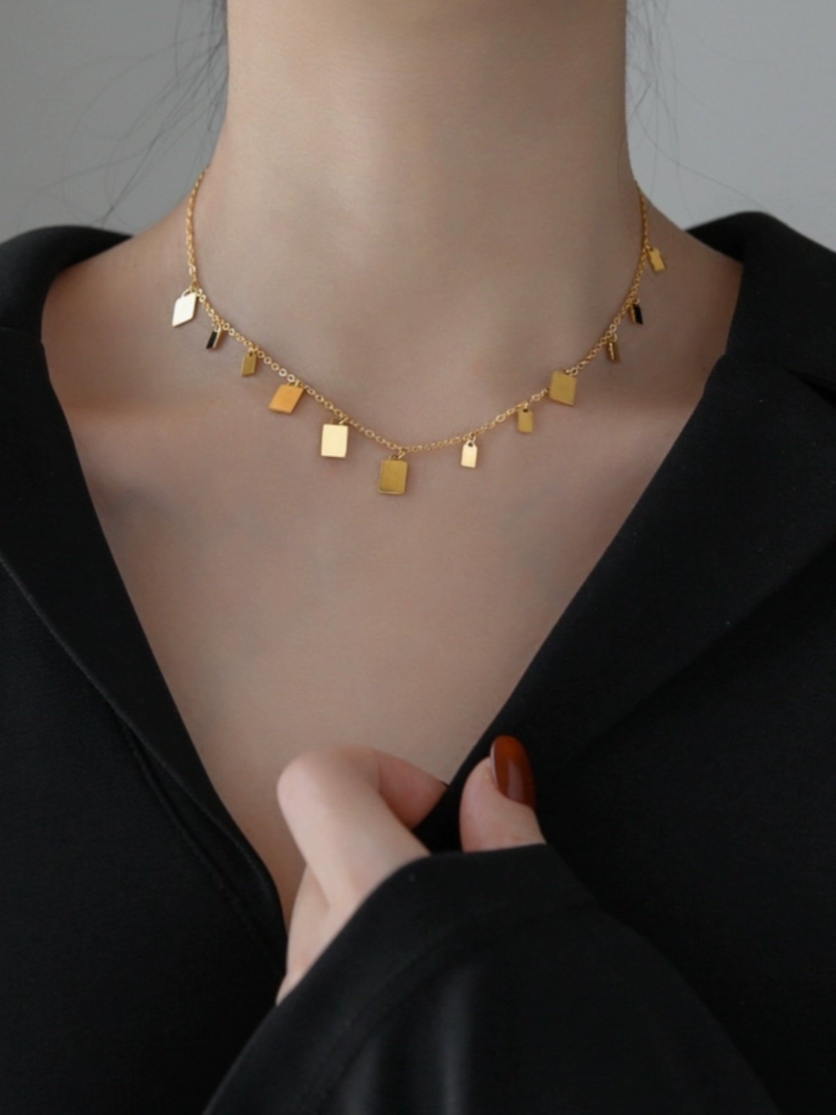 金 ネックレス 幾何学プレート揺れる華奢チェーン