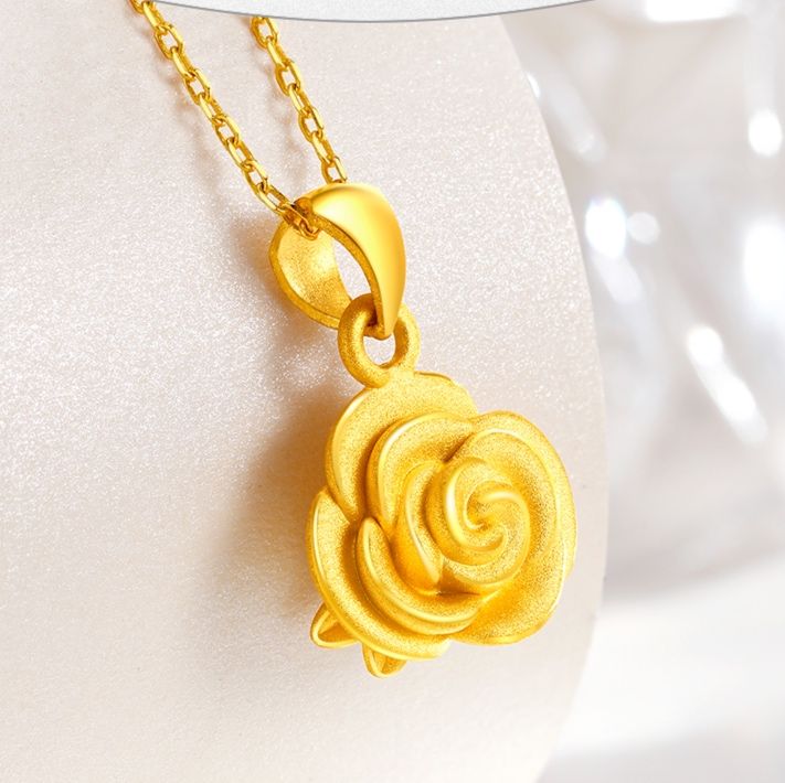 金 ネックレス 優美な薔薇のしずくペンダント