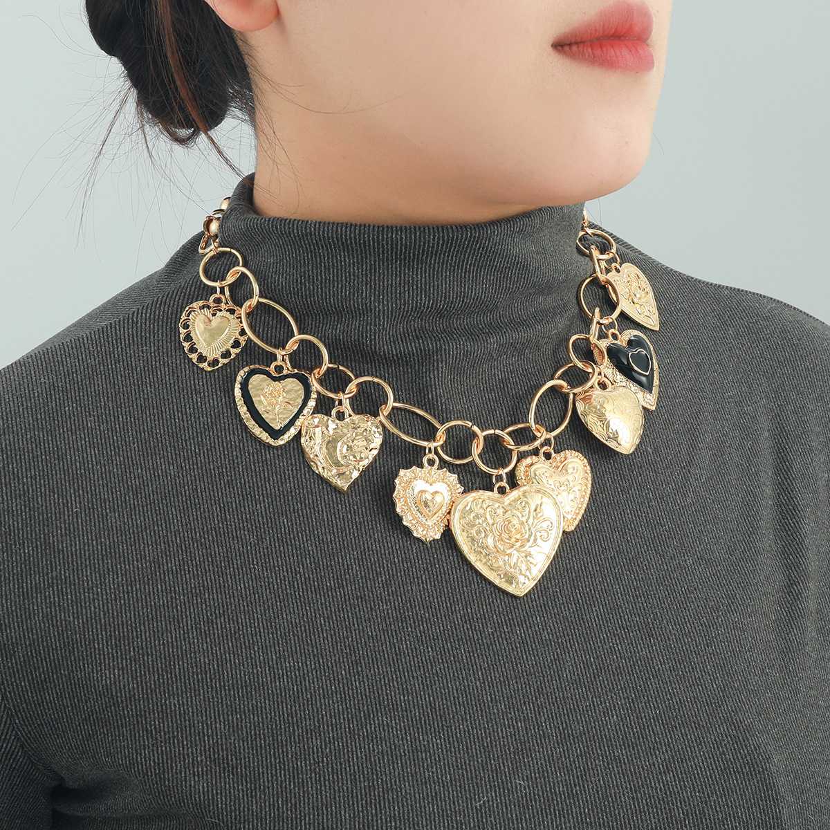 インパクトのある胸元を演出！大ぶりゴールドネックレスおすすめ5選