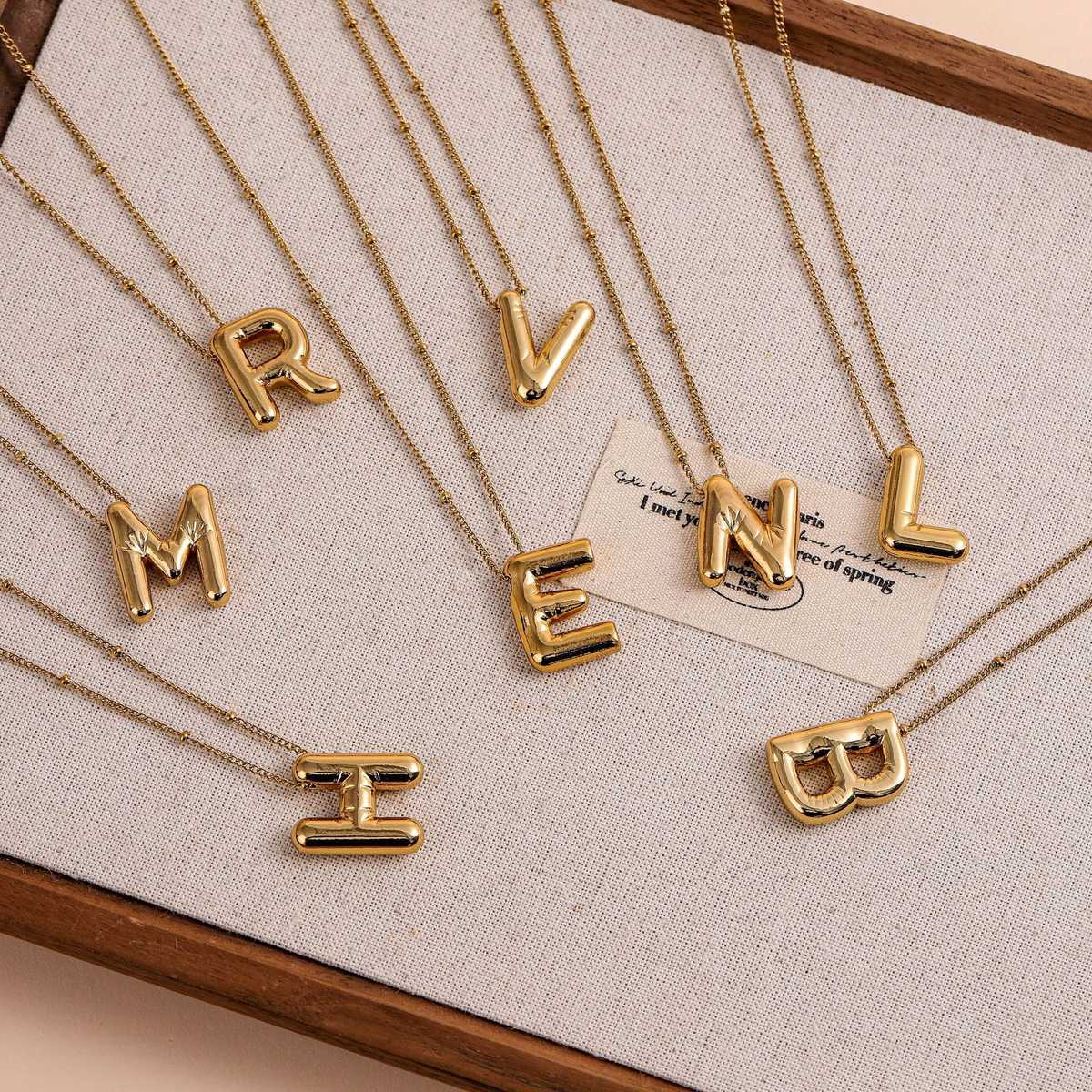 あなたらしさを胸元に刻む！特別な輝きを放つ18kイニシャルペンダントおすすめ5選