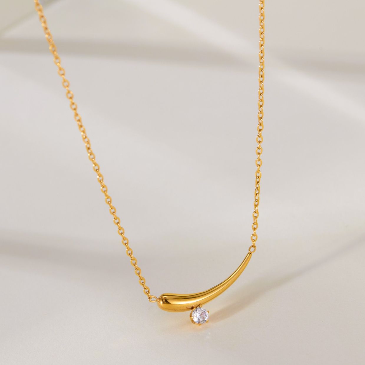 金 ネックレス 輝石付き曲線モチーフレディースネックレス