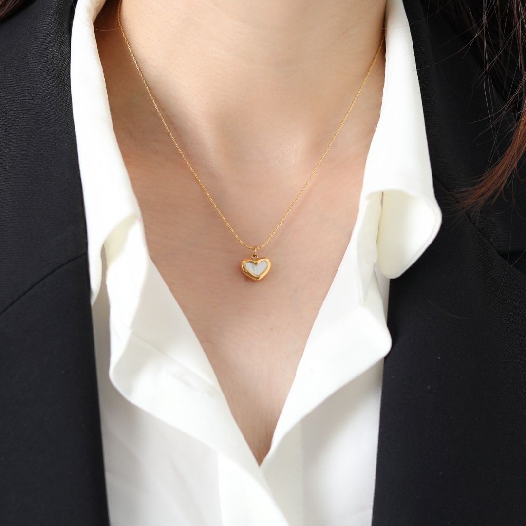 金 ネックレス 愛らしいハート型チャーム付き細身チェーンネックレス