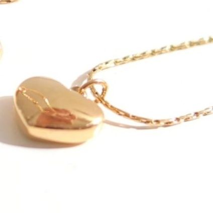 金 ネックレス 愛らしいハート型チャーム付き細身チェーンネックレス
