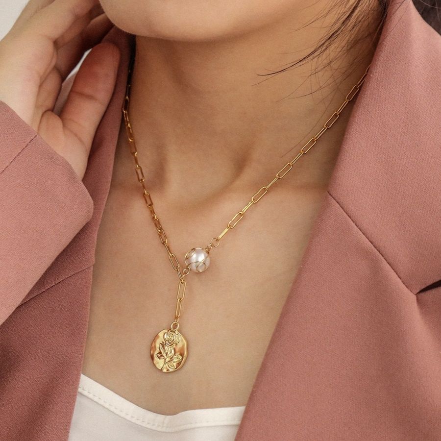 金 ネックレス 薔薇モチーフ真珠付きロングチェーンネックレス