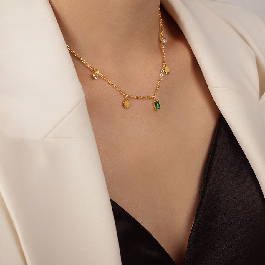 金 ネックレス 緑宝石と太陽モチーフの多重チャーム首飾り